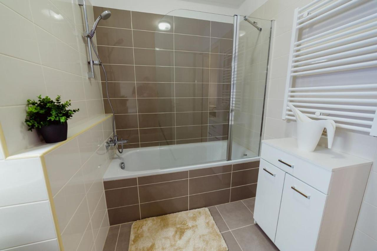 Corvin Promenade With Free Parking Apartment Budapest Luaran gambar