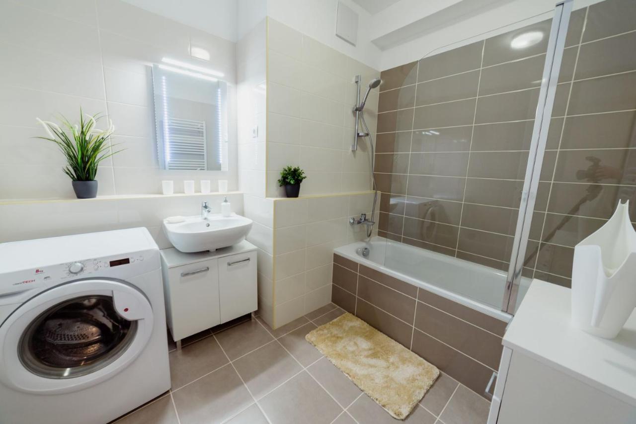 Corvin Promenade With Free Parking Apartment Budapest Luaran gambar